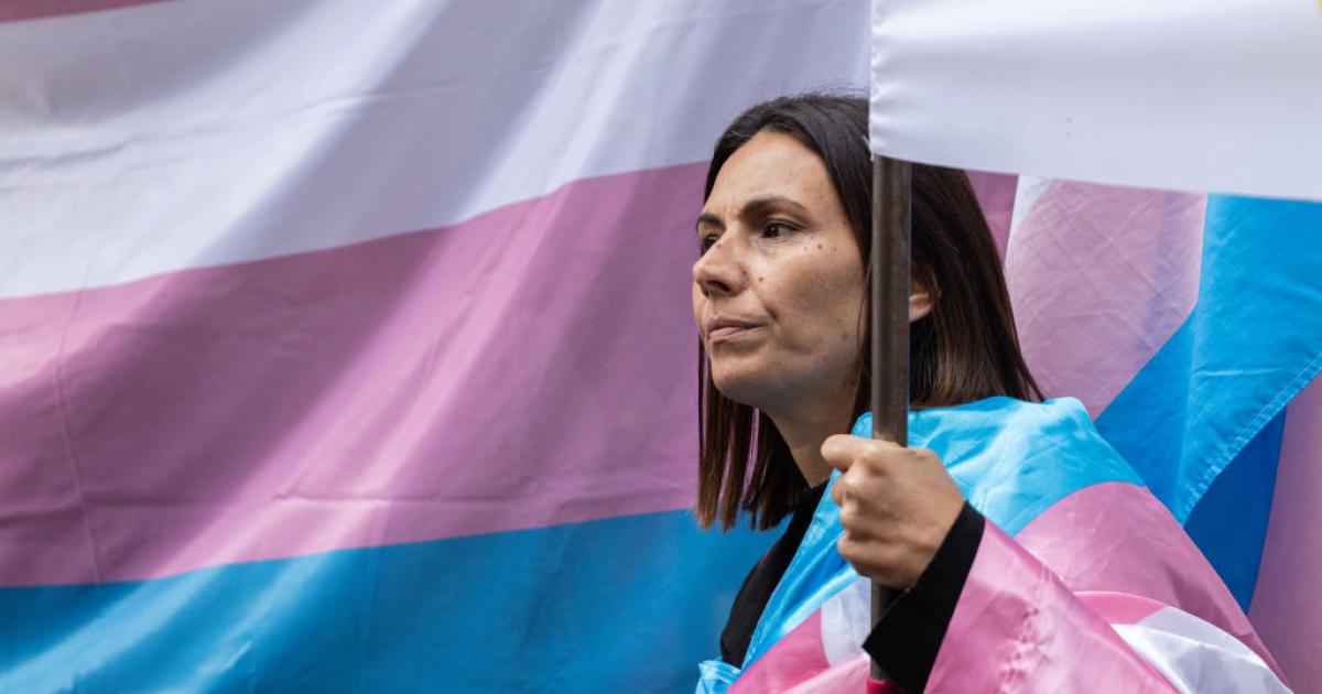 El derecho a existir
Soy M.C.V. la orgullosísima mamá de dos muñecas: C. de 12 años e I. de 10. Mi hija C. hizo su tránsito hace tan sólo 9 meses y no he conocido a nadie más fuerte, más valiente, más segura de sí misma que mi hija. Cuando declaró su identidad me dijo “mamá, me encantaría ser un niño como mi primo. Él da patadas a un balón, se viste de azul y es feliz, pero yo no soy eso. Lo he intentado, con todas mis fuerzas, pero es imposible”.  Mi hija desde pequeña soñó en femenino, jugó en femenino, se identificó con personajes femeninos. 
Ser trans no es una moda, no es una pose, no es un virus como el COVID-19 que se transmita, ni siquiera se transmite a través de redes sociales. La identidad es lo más básico, forma parte del individuo y no se puede modificar. Mi hija lo intentó, puedo dar fe de ello, y lo intentó sólo porque la sociedad le negaba SER quien SIEMPRE fue, porque lo que ella sabía desde que tenía tres años estaba mal, era erróneo, defectuoso.
Señor Abascal, mi hija no es un hombre que se autodefine como mujer, mi hija es una MUJER y siempre lo fue. Cuando con 11 años, un juez te pregunta “entonces ¿quieres ser una niña?” y tú le contestas “no, yo ya soy una niña. A mis amigas nadie les preguntó qué querían ser”. Cuando esto ocurre, señor Abascal, es porque eres una MUJER. Las mujeres no somos mercancías, las mujeres no somos ganado, a las mujeres no se las puede definir por lo que tienen entre las piernas. 
Mi hija no ha sido acusada de violencia de género, no es deportista de élite (ni lo será porque salió a mí en los deportes) y no pretende opositar a ningún cuerpo de seguridad del Estado. De hecho, ella quiere ser cineasta y hacer cine inclusivo. Mi hija no pretende aprovecharse de nada, sólo reivindica su derecho a gritar quién es ¿es eso tan malo? ¿Es eso un delito? 
Pedimos que, si algún dirigente político se atreve a hablar públicamente de la ley trans que se la lea por favor, que la ley no fuerza a medicarse, ni a realizar ningún tipo de intervención quirúrgica, que eso es una decisión de cada individuo. Que los menores trans no tienen ningún tipo de enfermedad mental, no tienen disforia, que los enfermos son otros que escupen odio y generan desconfianza, miedo, rechazo y división. Pedimos respeto, pedimos que los menores no sean moneda de cambio en política, que nos dejen vivir libres porque es la libertad más básica la de decir quién soy. Hay una canción de Jarcha que se ha convertido en himno, fue compuesta en un momento muy difícil en nuestro país y, por desgracia, hoy sigue siendo de actualidad. La letra dice “pero yo sólo he visto a gente muy obediente hasta en la cama, gente que tan sólo quiere vivir su vida sin más mentiras y en paz”. Eso pedimos.

Abuela orgullosa
Soy F.V.R., tengo 69 años y soy la abuela de C., chica trans de 12 años. Yo nací y crecí en un país que no era libre. Yo viví en un país gobernado por el odio, por rencores de una guerra donde el vecino, el amigo o el dueño de la tienda de ultramarinos podía ser un enemigo, podía ser subversivo y, por tanto, había que apartarlo porque era peligroso. Yo sufrí represión, rechazo, odio ¿cómo es posible volver a oír lo mismo? ¿Cómo es posible hablar con esa autoridad condenando a criaturas inocentes sólo por ser quienes realmente son? Que alguien me lo explique porque no lo puedo entender.
Los de mi generación hemos sufrido las consecuencias de una guerra terrible, pasamos miedo, luchamos, sufrimos mucho para que nuestros hijos vivieran en una España mejor, en una España libre. Después de años de trabajo y sacrificios ¿me van a decir que mi esfuerzo no sirvió de nada? ¿Me van a volver a obligar a luchar otra vez por la libertad? Primero por mis hijos y ¿ahora? ¿Por mi nieta?
Ella, como cualquier niña, merece vivir libre, pero de verdad, no con esa falsa idea de libertad que reprime y castiga. Cuando yo era pequeña viví en una nación que era una, grande y libre ¿es esa la nueva libertad que tratan de imponernos? El odio es un arma poderosa, pero tiene más poder el amor. No podrán parar a miles de familias que luchan al lado de sus criaturas, somos una marea humana. 

Derechos humanos y diversidad
Soy mamá de A.. una niña trans de 6 años que ya con cinco años realizó su feliz tránsito. Ella desde siempre supo quién era. Con tres añitos le preguntaban “¿qué quieres ser de mayor?” Ella les decía “yo de mayor voy a ser una mujer”. Le gustan las princesas, las sirenas, el cole, leer, escribir, cuidar el medioambiente… De mayor quiere ser actriz o modelo y ayudar a niños enfermos con cáncer. 
Ante el clima de bulos y odio que se está creando me siento impotente. No entiendo que en el año 2023 retrocedamos de esta manera. Que se digan tantas mentiras sobre el colectivo LGTBIQ+ y, sobre todo, que lo más castigado sea la infancia trans. Me da miedo un gobierno de derechas que cumpla sus amenazas y suprima los poquitos derechos que tenemos. Mi hija es una mujer, yo tengo otros dos hijos que no son trans y no veo ninguna diferencia entre ellos, mi hija es una persona exactamente igual. De la misma forma que hay muchos tipos de animales y plantas hay muchos tipos de personas, hablamos de derechos humanos básicos. 
No entiendo como no quieren que en la escuela se hable de esto si es fundamental educar en la diversidad. Tenemos miedo que en el colegio mi hija no sea tratada como una niña más, que se cuestione su identidad, que se nos cuestione a nosotros como padres, incluso en algunos medios se han llegado a publicar declaraciones brutales pidiendo que se nos quite la custodia. Esto es un sinsentido.
Yo para vivir en paz sólo pido que mi hija sea vista como sus hermanos, que no haya diferencia, que es una niña y es tan mujer como yo, no importan sus genitales. Eso no tiene relación con la identidad. 



Sin hormonación
Soy mamá de una niña trans de nueve años cuyo tránsito tuvo lugar a los siete cuando dijo quién era. Al principio fue algo que desconocíamos todos, pero por mi parte y la de mi familia fuimos informándonos y entendiendo lo que sucedía. Mi hija quiere ser maestra de mayor, aunque hay ocasiones en las que dice que no sabe, aún es muy pequeña. Mi pequeña viene de una familia separada cuya parte paterna no comprende ni admite para nada quien es. 
En el próximo curso escolar quiere empezar a hacer atletismo, un deporte que, si se le da bien, se encontrará con el problema añadido de que no la dejarán competir en la categoría femenina por no tomar terapia hormonal. Ella es feliz con su cuerpo, con la actual ley no tendrá que pasar por un tratamiento para cambiar su sexo en el DNI cuando sea algo mayor, porque, por ahora solamente puede cambiar su nombre. 
Yo tengo miedo a que, ante el panorama actual de bulos y desconocimiento de la población, todo lo logrado hasta ahora se evapore. Miedo de que llegue a su adolescencia y la insulten por “notarse” algo que para ella es natural y hermoso entre sus ropas, miedo a que le peguen por vivir en libertad, miedo a que me quiten la patria potestad por no permitirle ser quien es, miedo de que no le dejen hacer lo que a ella le gusta (atletismo) o ser una maestra en su edad adulta y pueda ejercer como tal con libertad y mostrar al alumnado la diversidad de personas que hay. Miedo a que la sociedad cambie tanto que la asfixien cuando recién está empezando a respirar. 
Lo único que pido es que le dejen vivir, que la tengan en cuenta para poder competir como ella desea y que haya unas leyes que le otorguen los mismos derechos que cualquier persona debe tener y que la protejan. Quiero que llegue a la sociedad que la infancia trans existe y que no le hacen daño a nadie porque son simplemente personas.

Familia numerosa
M.R.C y R.V.B somos los padres de 2 niñas trans y de 2 niños cis. C.R.V inició su tránsito al cumplir 12 años, antes de acabar sexto de primaria. A.R.V no pudo esperar tanto; lo inició con 8 años, antes de acabar segundo de primaria. Están muy bien acompañadas por su familia, y por todas las personas que forman parte directa de su vida, tanto en el entorno personal como en el colegio e instituto, o conservatorios de música y danza, cursan respectivamente 2º de Profesional de Danza, y 2º de Elemental de Violín.
Nosotros, sus padres, como cualquiera, acompañamos a nuestros hijos en su crecimiento personal, aprendiendo día a día de todos ellos. Desde que hemos conocido en primera persona esta realidad, somos conscientes de la enorme injusticia que ha sufrido el colectivo trans, a nivel social y a nivel legal. Nuestra inquietud nos lleva a conocer en profundidad la legislación que históricamente debería haber amparado sus derechos, y vemos con auténtico pavor cómo todas estas personas han sido, y siguen siendo, discriminadas. Sus principales derechos y el de cualquier persona es EXISTIR, también a nivel administrativo y legal. Y eso es lo que ponen en tela de juicio en la actualidad los políticos de la derecha y ultraderecha en España y en otros países europeos. A la pregunta ¿quién soy? sólo podemos responder cada uno de nosotros, no puede ser objeto de debate, ni usarse con fines electorales. 
Solo pedimos RESPETO a nuestras infancias, que puedan VIVIR EN LIBERTAD, sin tener que esconderse como han tenido que hacer durante tantas décadas. Y eso significa que no se les puede hacer co-responsables de los posibles fraudes de ley que puedan intentar individuos sin escrúpulos que hay en nuestra sociedad (como el caso al que se refiere Abascal), a quienes, además, la legislación tiene sus herramientas para detectar. Mis hijas no existen para robar ninguna medalla a otra niña, ni para aprovecharse de algún beneficio en algún concurso/oposición, ni para aprovecharse de resquicios legales como delincuentes. Son niñas, sin más, con la esperanza de poder crecer en una España que las respete, en igualdad de condiciones sin importar el color de su pelo, de sus ojos o de su piel, la altura que alcancen, el número de calzado que calcen como adultas o su género.

En la adolescencia
Somos la madre y el padre de un chico trans de 14 años. Nuestro hijo pasó un periodo de soledad cuando, a los 13 años descubrió que su identidad era distinta a la asignada y, él sabía el rechazo que podía producir en las personas que le importaba. Cuando pudo reunir valor para decirlo fue como una bomba que cayó en el centro de nuestras vidas. 
Hemos tenido que conocer mucho, aceptar mucho y aprender mucho. Ha sido un cambio para todos nosotros y nuestro entorno que nos ha hecho mejores personas. Anhelamos que nuestro hijo sea feliz ¿le resulta conocido este sentimiento a algún padre o madre? Sabemos lo duro que es el camino para cualquier joven y, por qué no reconocerlo, nos preocupa. Nos aterra lo que pueda tener que afrontar a causa de su identidad. Nuestra experiencia nos ha enseñado que las personas rechazan lo que desconocen, pero sólo tenemos que escuchar a los que nos están hablando y así los entenderemos.

Cómo descubrí que era trans 
A.R.A., 13 años
Desde siempre he tenido más amigos que amigas.  Me he sentido incómodo con las chicas y he preferido estar con los chicos. Pensaba que debía sentir como una niña y que el problema estaba en el hecho de que me gustaban las de mi sexo. Nunca comenté esto en mi casa, ya que no se hablaba con frecuencia de este tema y me parecía raro, así que fingía ser lo que no era. Solía decirles que me gustaban los niños simplemente para ser “normal”.  A partir de los últimos cursos de primaria me volví más rebelde, demasiado. Me sentía incómodo, no soportaba mirarme al espejo, no me gustaba llevar el pelo largo, odiaba llevar vestidos y falda, pulseras o pendientes, me costaba salir a la calle. Mi familia y mis amigos ni se imaginaban lo que estaba viviendo y yo ni me planteaba compartirlo. 
En la adolescencia, cuando el cuerpo y los pensamientos empiezan a cambiar, fue cuando empecé a tener muchos problemas internos. ¿Alguna vez os habéis quedado atrapados en un ascensor, gritabais y nadie podía oíros y sólo pensabais que se iba a acabar el oxígeno? Pues a mí me ocurría algo parecido. Pensaba que nadie me entendía y que era un bicho raro. Eso me llevó a ser más inseguro. Quería ser yo, necesitaba ser yo, el chico que ahora escribe. 
La tristeza fue tan evidente que mi entrenadora de baloncesto se dio cuenta de que no estaba bien. Fue la primera persona con la que me sinceré. Después mucha gente me apoyó, principalmente mis padres y mi hermano. Cambié mi nombre y mi aspecto. Ahora visto con la ropa que me gusta. He sido capaz de contar a mis compañeros mis sentimientos y ellos me han aceptado. A día de hoy, me siento afortunado de ser un chico trans. Reconozco que si no fuera por mi familia, amigos y profesores, no sería la misma persona y probablemente no sería capaz de escribir esto.
Sí, puede que a veces se sufra por comentarios, insultos, burlas o críticas, pero de todo se aprende. Sé que aún me queda un largo camino por recorrer, pero pienso que la vida es una y que cada uno elige cómo vivirla. Lo más importante de todo esto es que ahora tengo fuerzas para ser lo que quiero ser. Voy a luchar por ello. Pienso cumplir mis sueños y me gustaría ayudar a persona que sufren por ser diferentes.
AHORA SOY FELIZ

Persona no binaria
Buenos días, soy Cande tengo 18 años y soy non binarie. Este domingo voy a ejercer mi derecho al voto, y expreso mi más sincero miedo al despertar el 24 en el año 1800. 
Estamos en un país donde miembros del colectivo, incluido personas pertenecientes al paragua trans, gozan de derechos como la ley trans, del colectivo LGBTQIAP+... Aún así, a día de hoy, siento miedo al salir de la calle, y no poder expresar quién soy, puesto que me gusta dar voz cuando me preguntan por mí, y que la libertad de expresión se limite en mí. 
Yo siempre sentiré orgullo de quién soy y mi identidad como persona, y si todes ponemos de nuestra parte podremos seguir progresando.