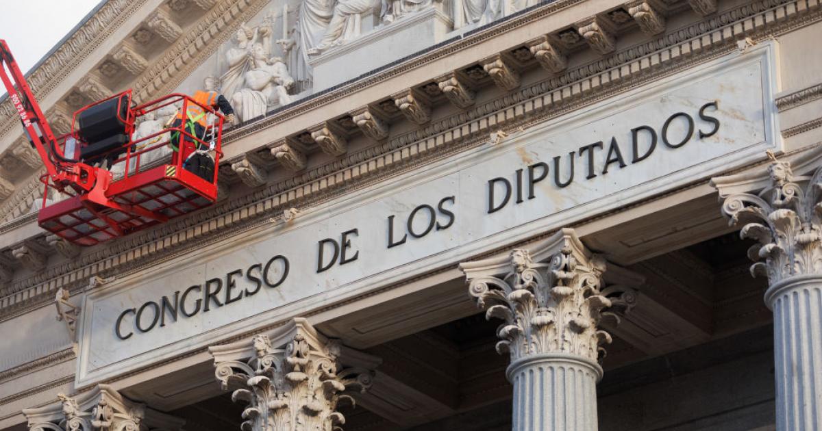 Un operario trabaja en la fachada del Congreso de los Diputados.