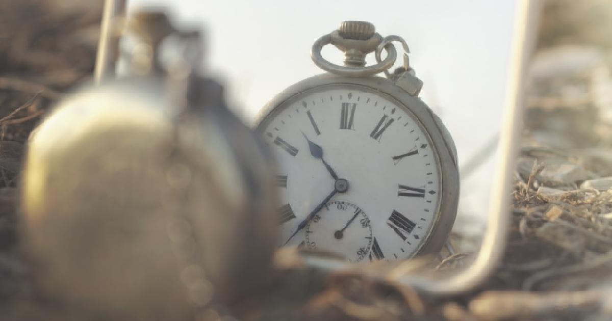 Reloj reflejado en un espejo