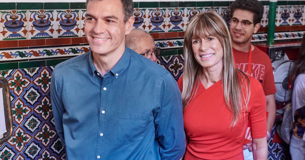 Begoña Gomez y Pedro Sánchez el pasado 23 de julio en el colegio electoral donde depositaron su voto en las elecciones generales.