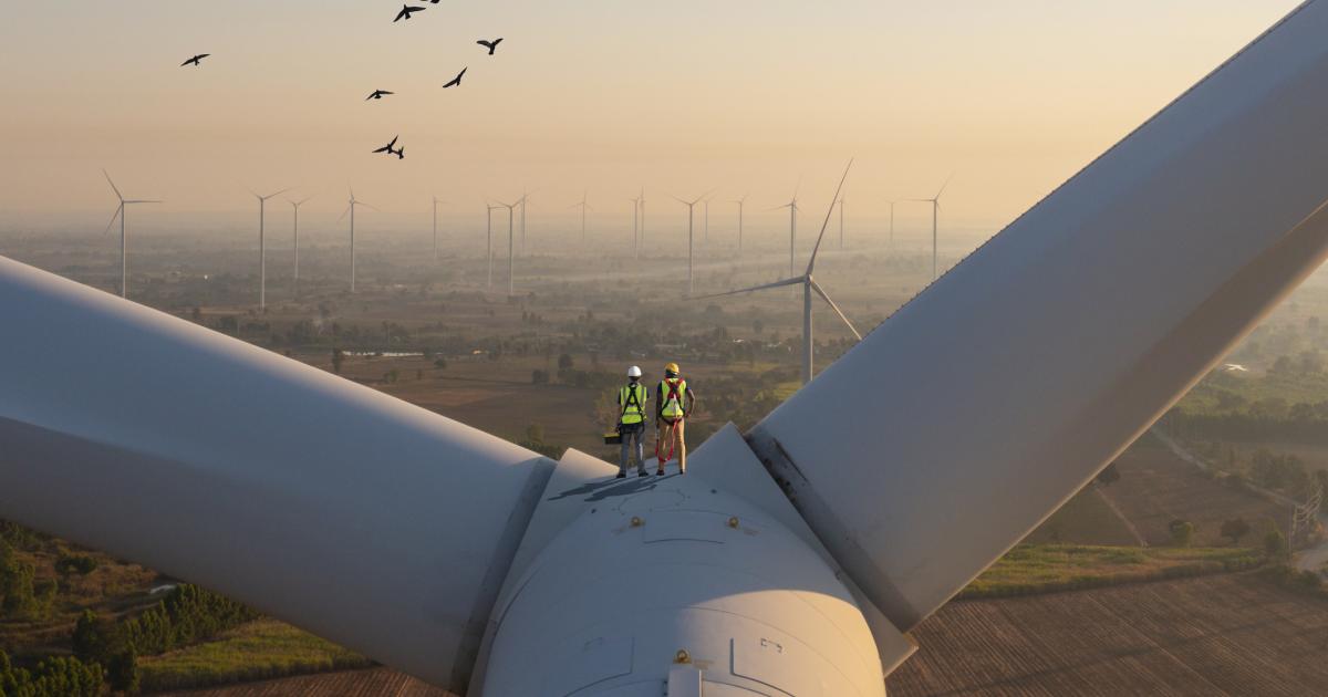 Dos técnicos sobre un aerogenerador, en una imagen de archivo.
