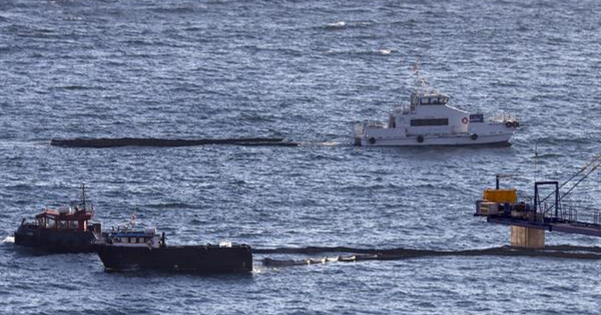 La Capitanía Marítima de Gibraltar ha suspendido este martes las operaciones en su puerto tras un vertido de fuel en la Bahía de Algeciras
