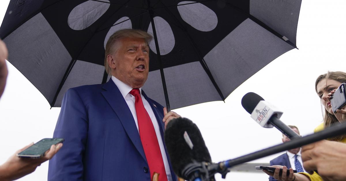 Donald Trump se dirige a los medios después de declararse 'no culpable' .