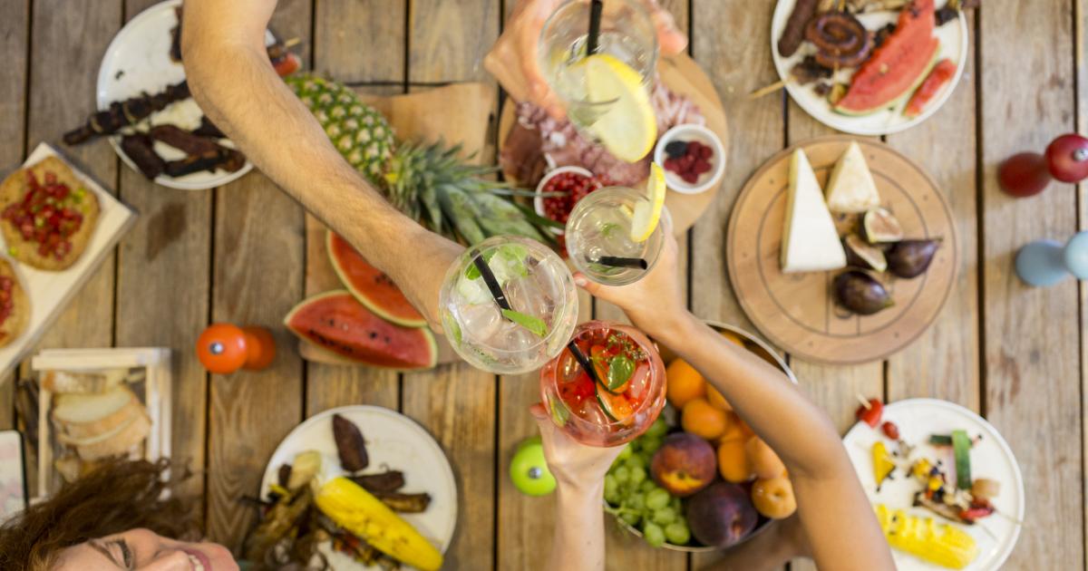 Imagen de archivo de distintas frutas en una mesa.