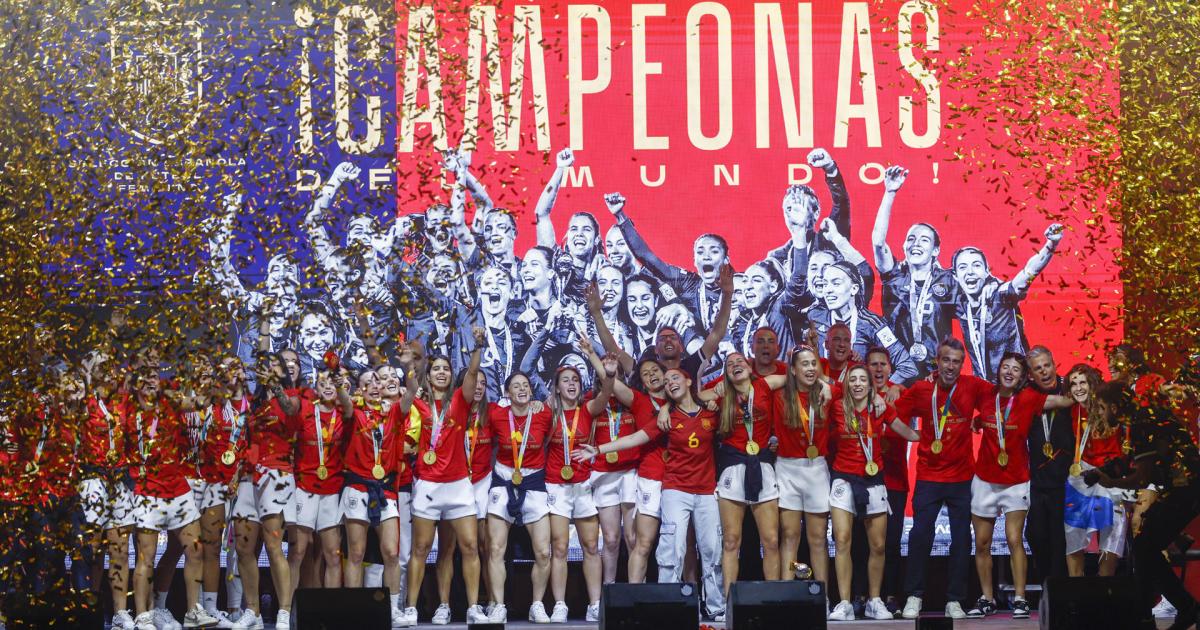 La selección española femenina de fútbol celebra el Mundial en Madrid Río con la afición.