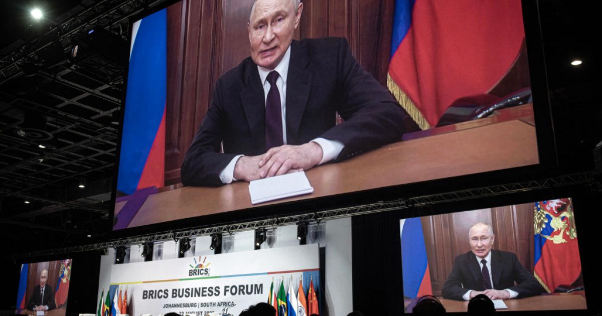 Vladimir Putin, el gran ausente de la reunión de los BRICS en Sudáfrica, interviene por videoconferencia en la reunión.