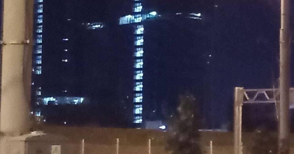 La sede del Grupo Wagner, iluminada de esta forma tras la muerte de su líder, Yevgueni Prigozhin