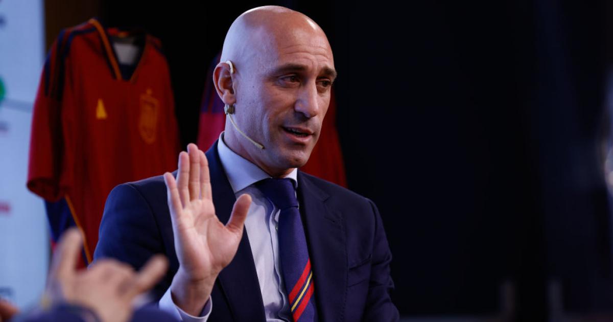 Luis Rubiales saluda durante una intervención pública reciente