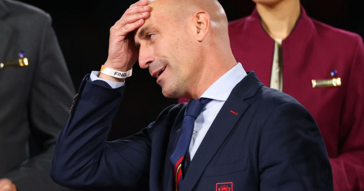 Luis Rubiales gesticula en la ceremonia de premiación del Mundial femenino