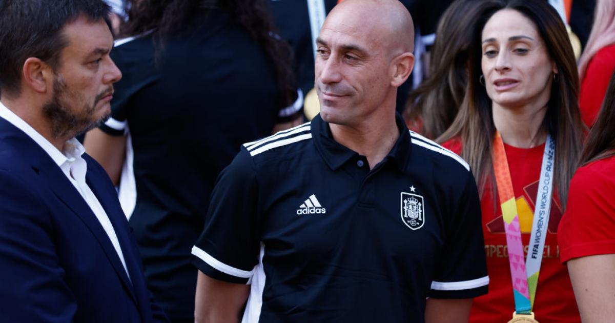 Víctor Francos (izda. con gesto muy serio) y Luis Rubiales durante la recepción de Pedro Sánchez a la selección española