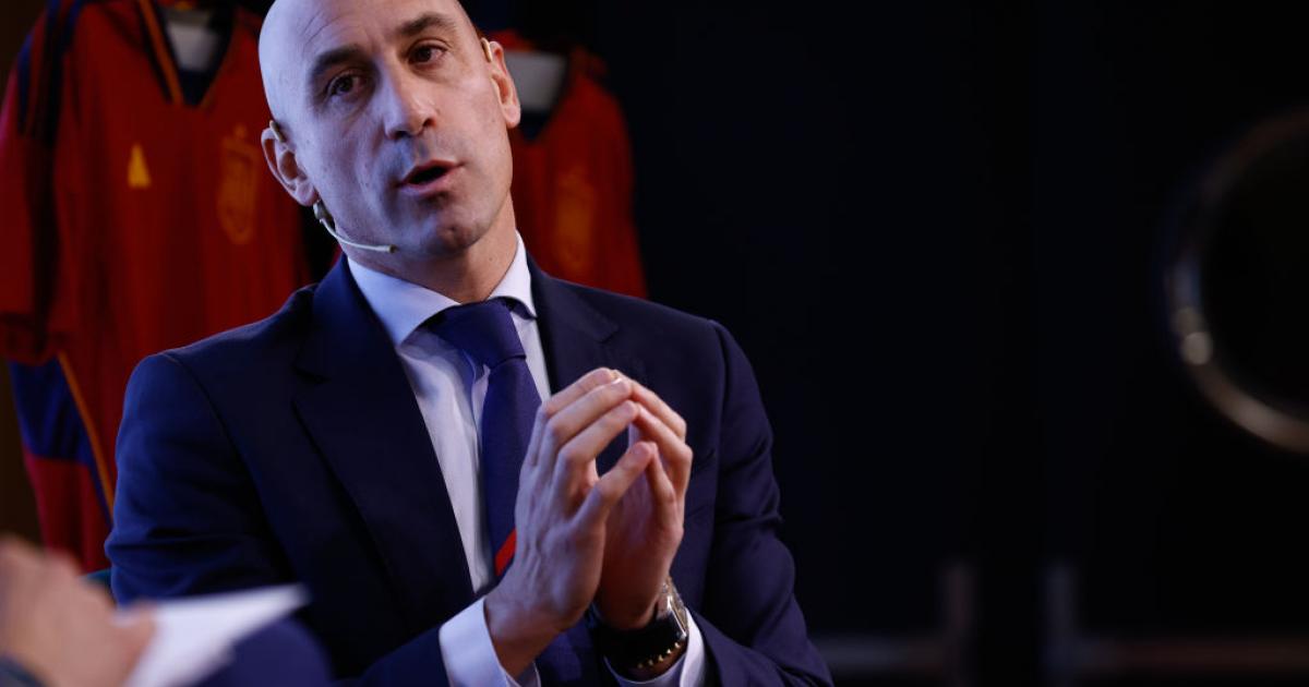 Gesto de Luis Rubiales en un acto