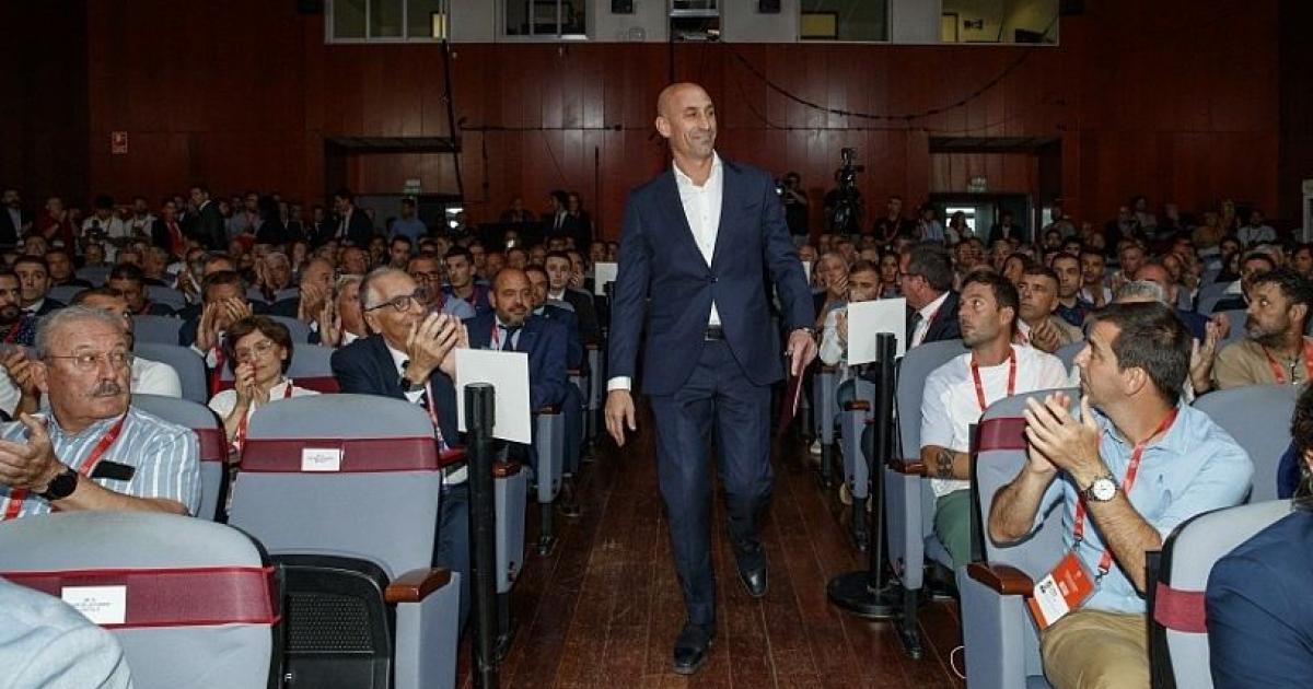 Luis Rubiales, entre aplausos, llega a la Asamblea General Extraordinaria de la RFEF en la que se negó a dimitir.