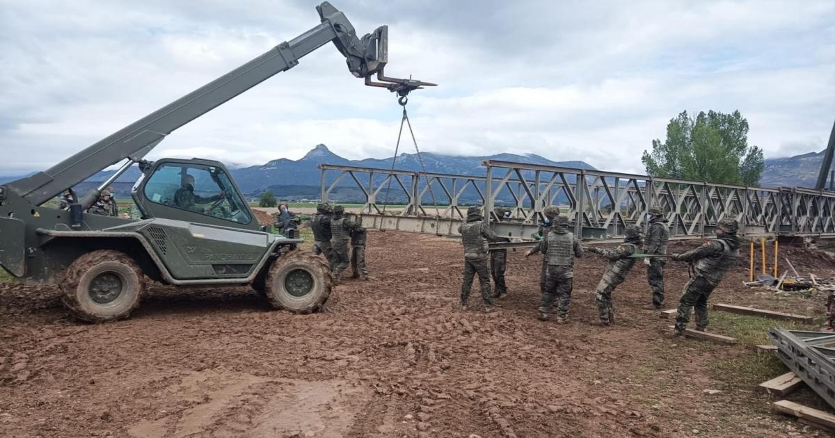 Fotografía publicada en el X del Ministerio de Defensa, de un puente tipo Baley empleados por el ejército en numerosas ocasiones de apoyo a la población civil dada la rapidez con la que pueden instalarse y sus capacidades, ya que permiten el paso de vehículos de hasta 80 toneladas. El Ministerio de Defensa ha encomendado al Mando de Ingenieros del Ejército de Tierra la instalación de un puente provisional tipo bailey en Aldea del Fresno tras el paso de la DANA.
