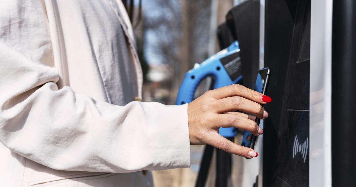 Imagen de archivo de una persona a punto de repostar combustible.