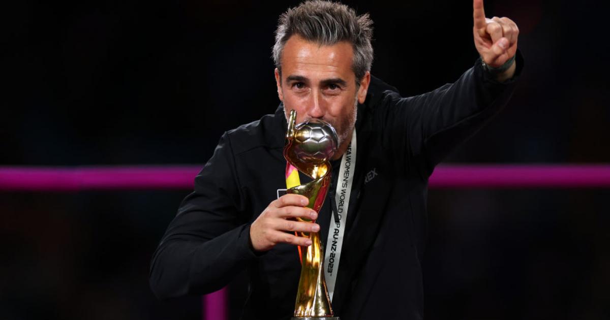 Jorge Vilda posa eufórico con la Copa del Mundo