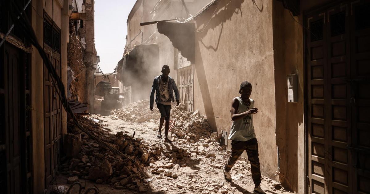 Dos personas caminan sobre los escombros de un edificio dañado dentro de la Medina después del terremoto en Marrakech, Marruecos, este lunes. Un terremoto de magnitud 6.8 que azotó el centro de Marruecos el 8 de septiembre ha matado más de 2.450 personas y otras tantas resultaron heridas, dañando edificios desde pueblos y ciudades de las montañas del Atlas hasta Marrakech, según un informe publicado por el Ministerio del Interior del país.