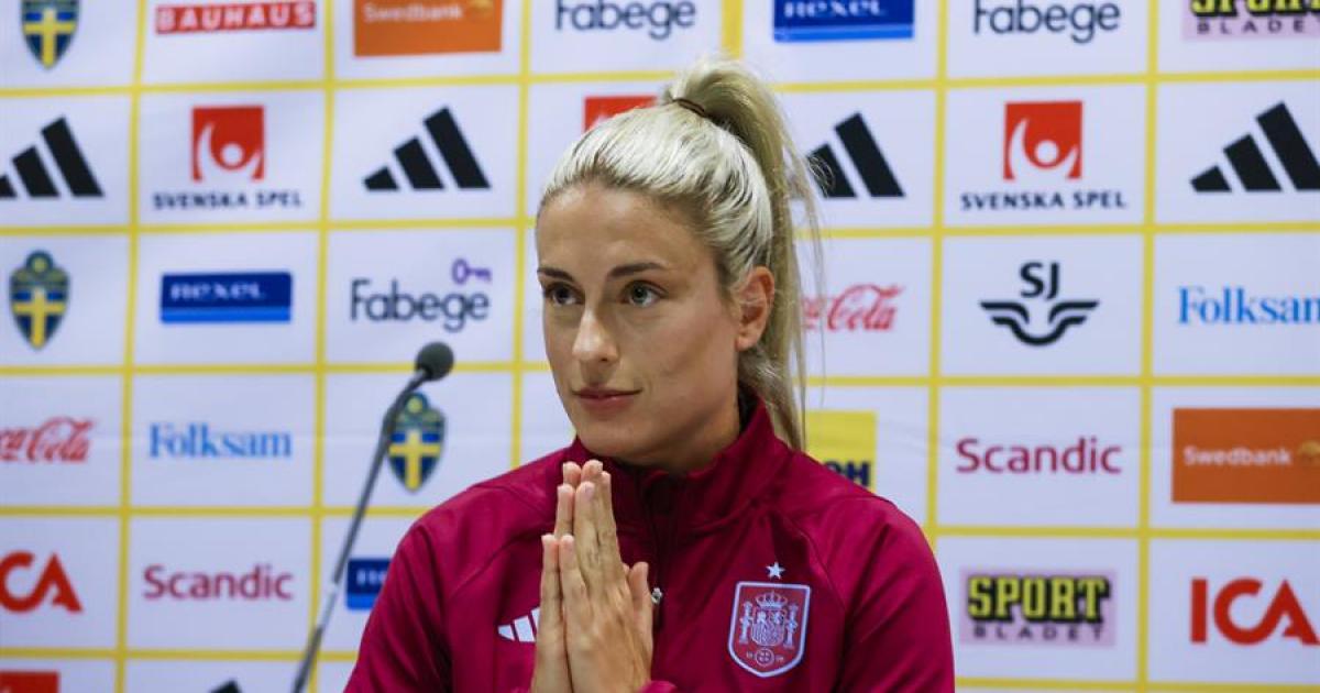 Gesto de Alexia Putellas durante su comparecencia junto a Irene Paredes