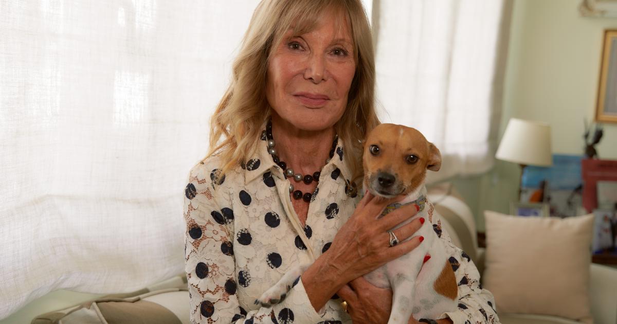 La escritora y periodista Pilar Eyre y Broody, su inseparable compañero.