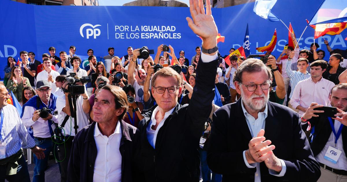 Los expresidentes del Gobierno José María Aznar (i) y Mariano Rajoy (d) junto al líder del Partido Popular, Alberto Núñez-Feijóo.
