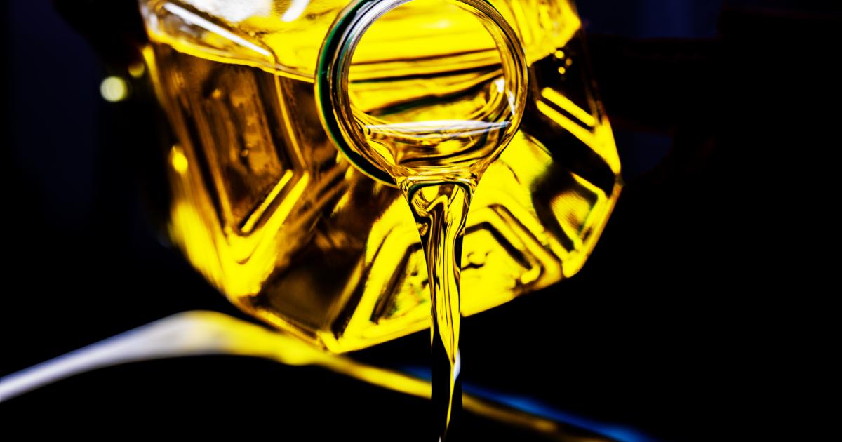 Imagen de archivo de una botella de aceite de oliva.