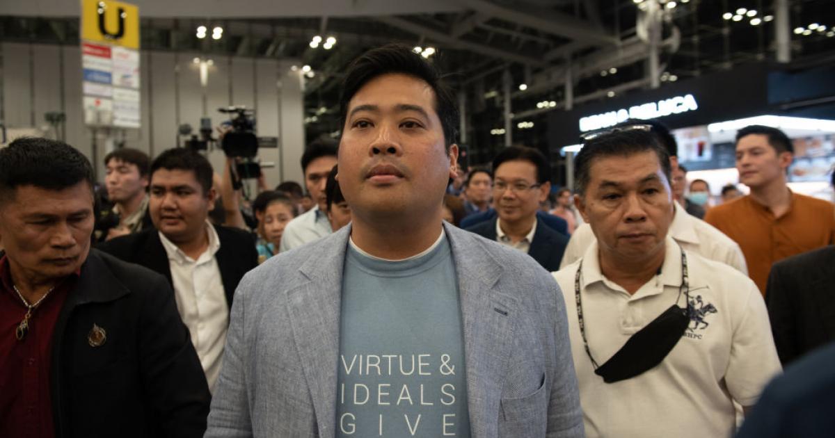 Vacharaesorn Vivacharawongse, hijo 'repudiado' del rey de Tailandia, vuelve a su país 27 años después.