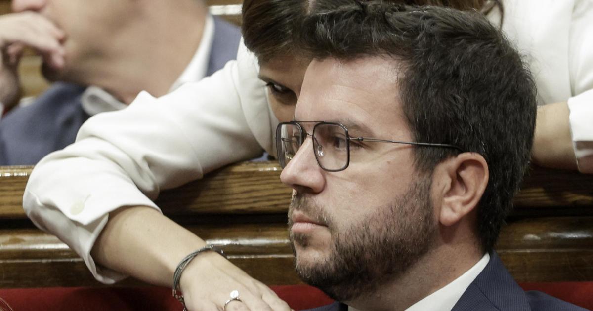 El presidente de la Generalitat, Pere Aragonès, escucha a la portavoz de ERC, Marta Villalta, antes de su intervención inicial en el debate de política general en el Parlament de Catalunya, que se celebra con las negociaciones para la investidura de Pedro Sánchez como telón de fondo, en un momento en el que ERC da por descontada la amnistía e insiste en reclamar un referéndum.