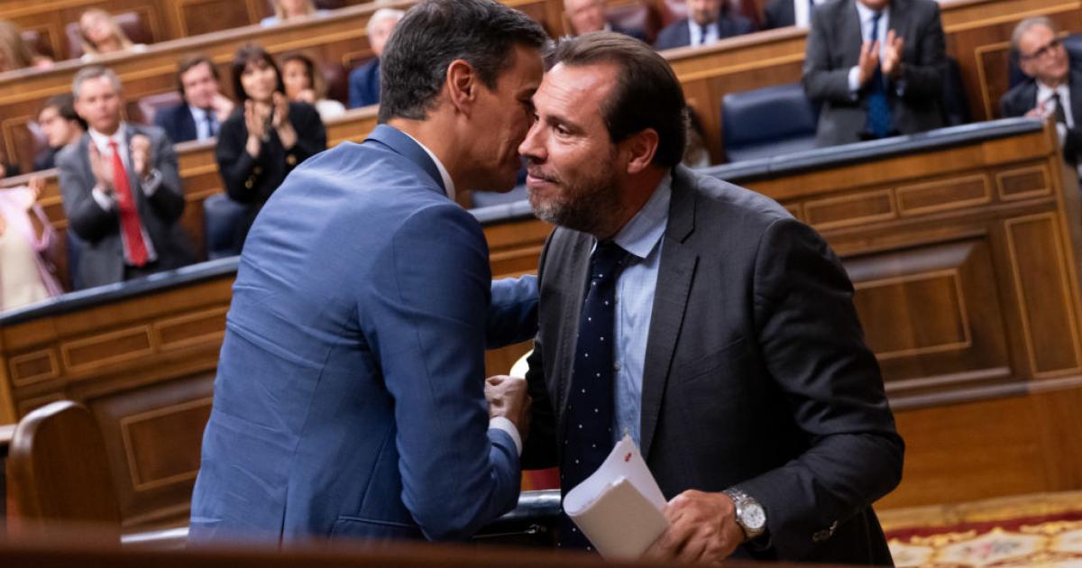 Oscar Puente saluda a Pedro Sánchez después de su discurso en el pleno de investidura.