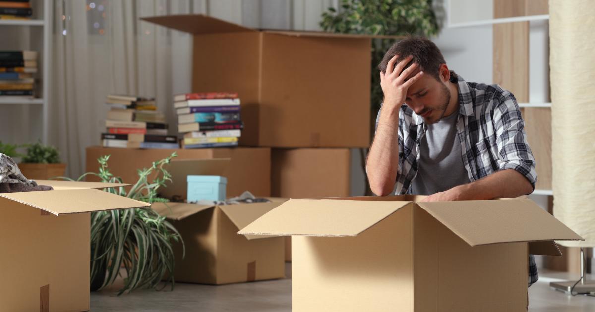 Un joven en una mudanza.