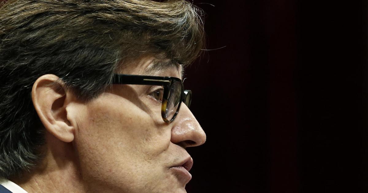 El líder del PSC, Salvador Illa, interviene ante el pleno durante la segunda jornada del debate de política general que se celebra en el Parlament de Cataluña .