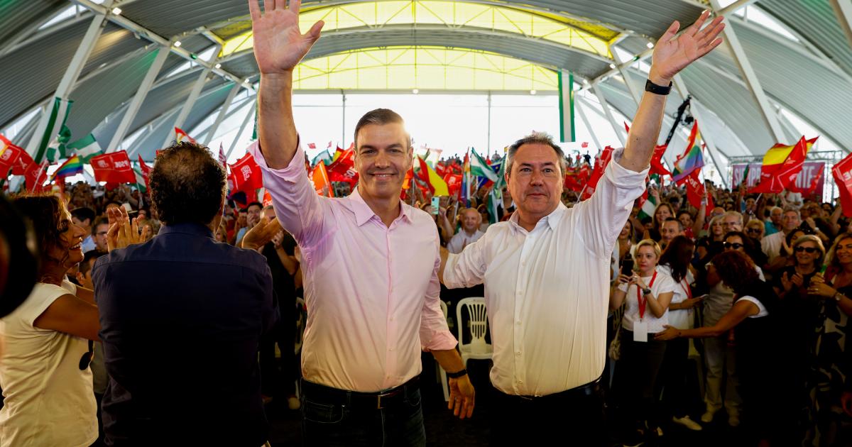 El presidente del Gobierno en funciones, Pedro Sánchez (i), junto a Juan Espadas (d).