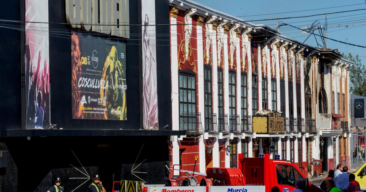 Los bomberos de Murcia trabajan en la búsqueda de los afectados por el incendio en la discoteca Teatre