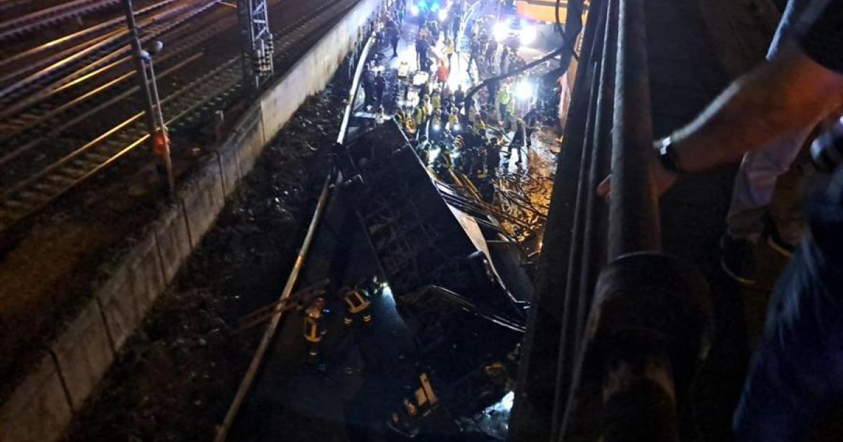 Imagen del autobús precipitado desde el paso elevado en Mestre, Venecia