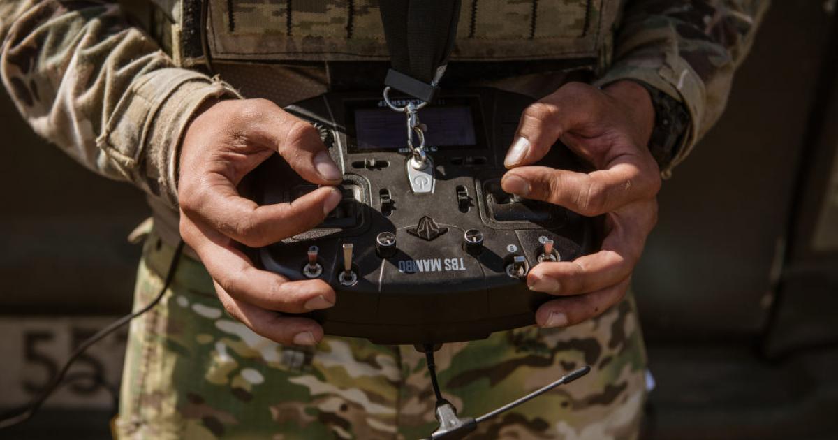 Un soldado ucraniano opera un dron, en una imagen de archivo