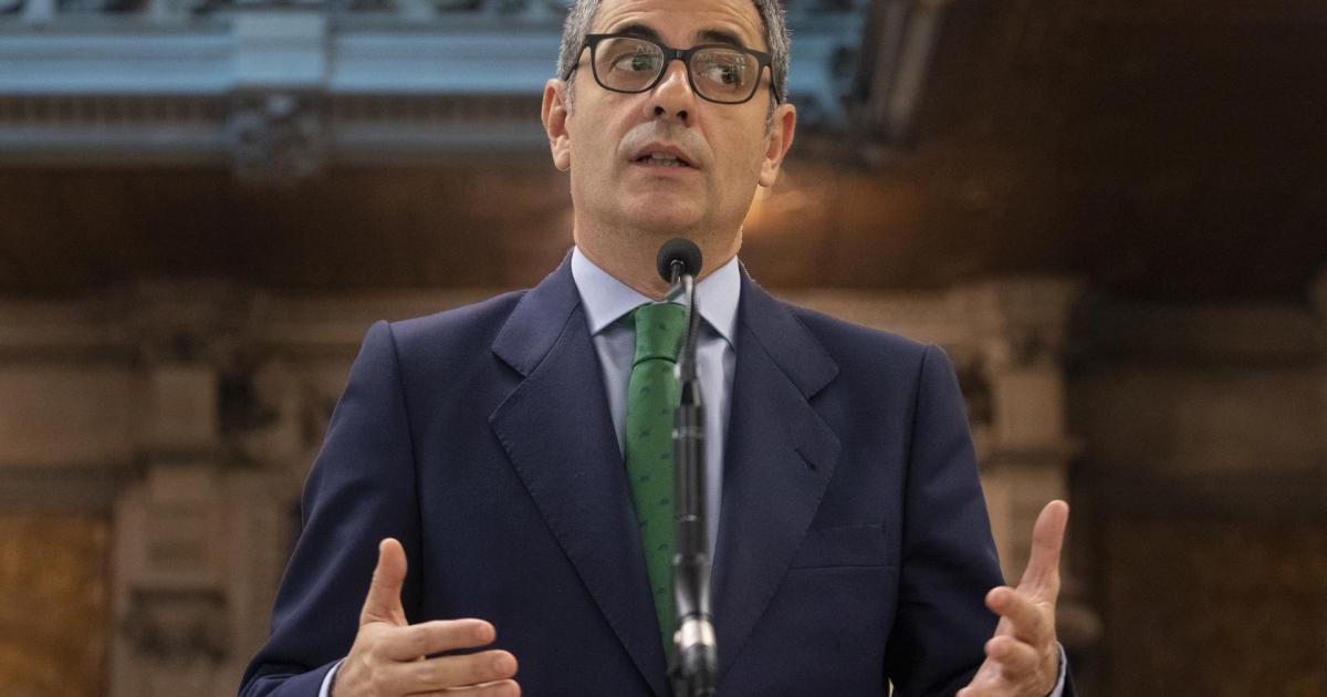 El ministro de la Presidencia, Félix Bolaños, durante su atención a los medios tras la reunión mantenida hoy en Barcelona con el delegado del Gobierno en Cataluña, Carlos Prieto.