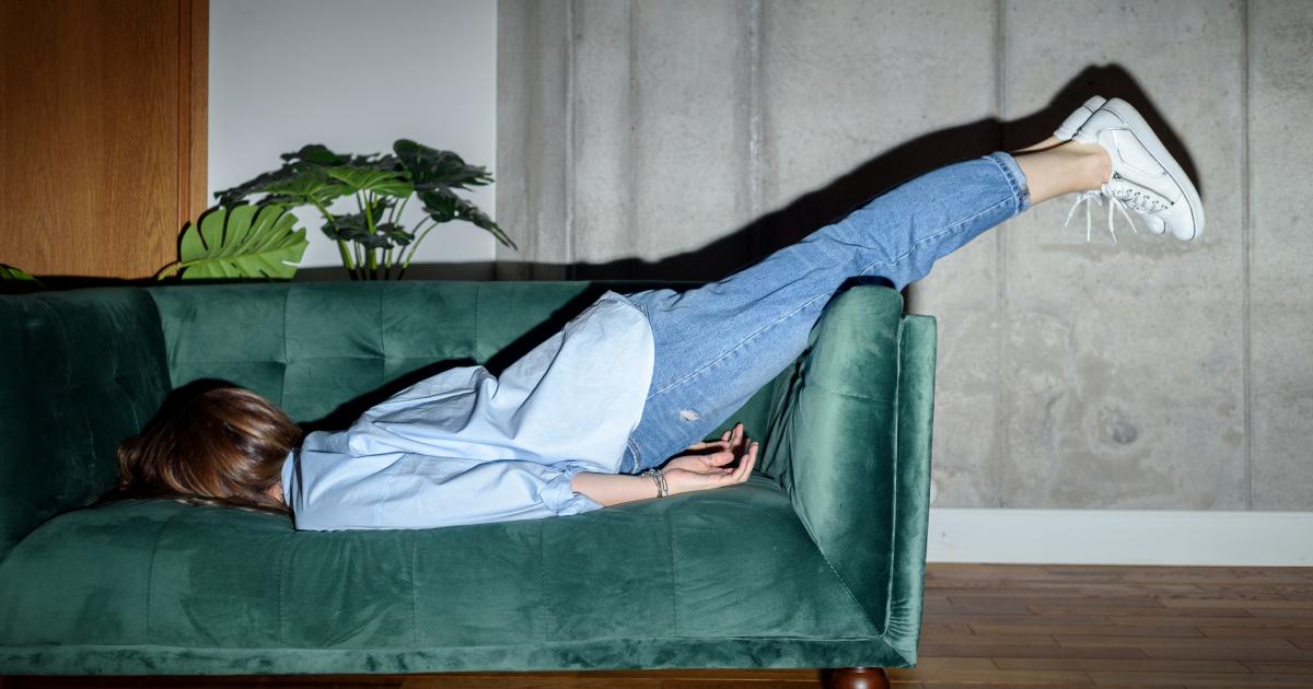 Imagen de archivo de una mujer extremadamente cansada.