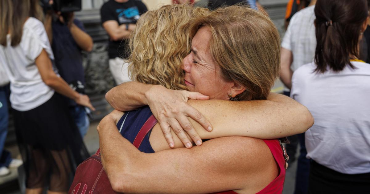 Familiares y amigos de Maya Villalobo, la joven hispano-israelí asesinada en el ataque de Hamás a Israel, se han dado cita a mediodía de hoy viernes ante el Ayuntamiento de Sevilla para recordarla guardando cinco minutos de silencio en su memoria.
