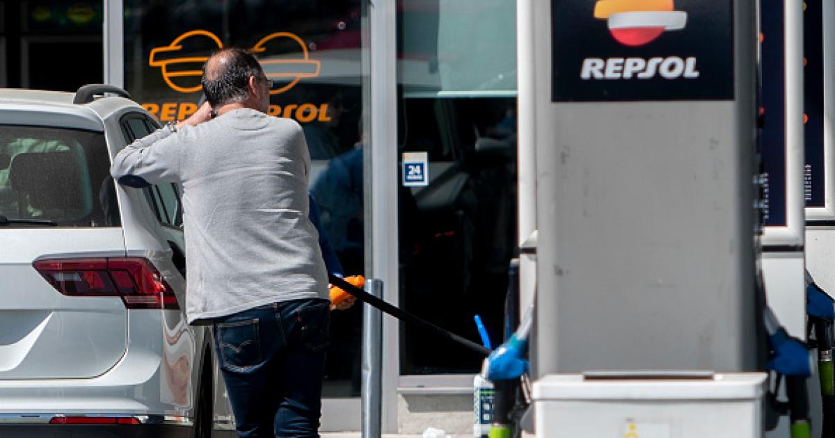 Imagen de archivo de un hombre repostando combustible.