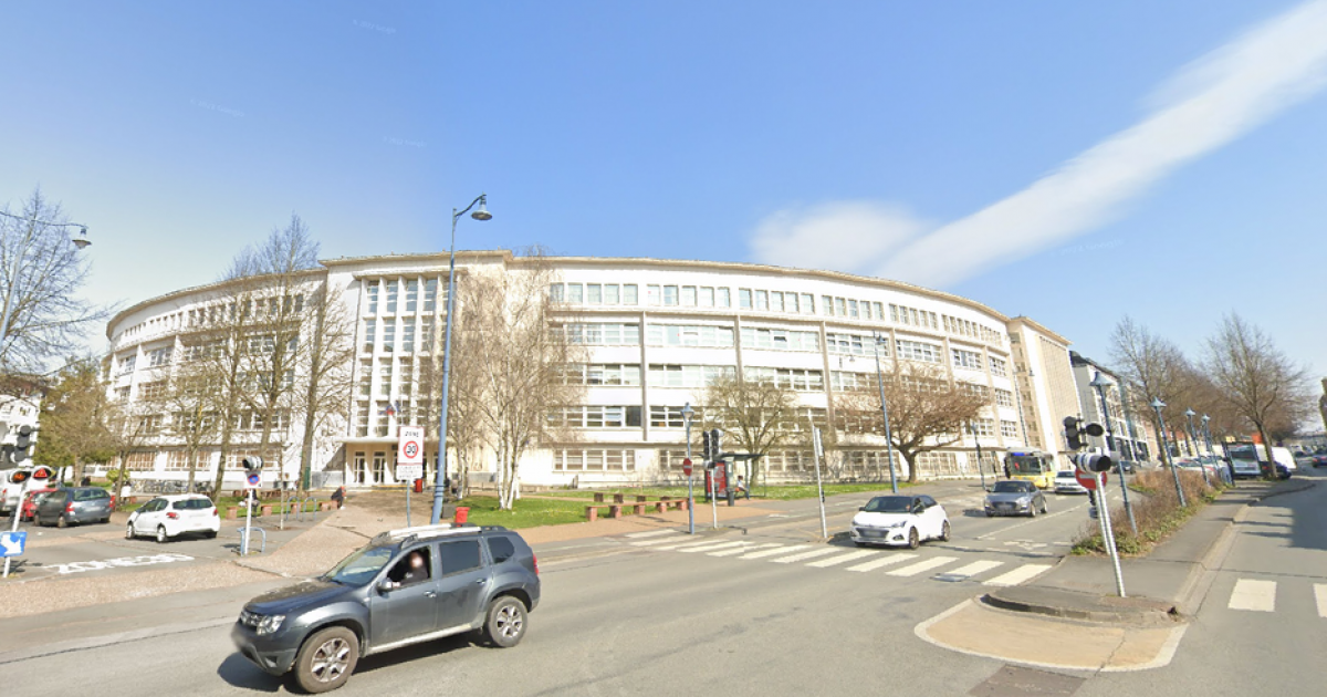 Vista del exterior del instituto francés Gambetta en el que se ha registrado el apuñalamiento múltiple.