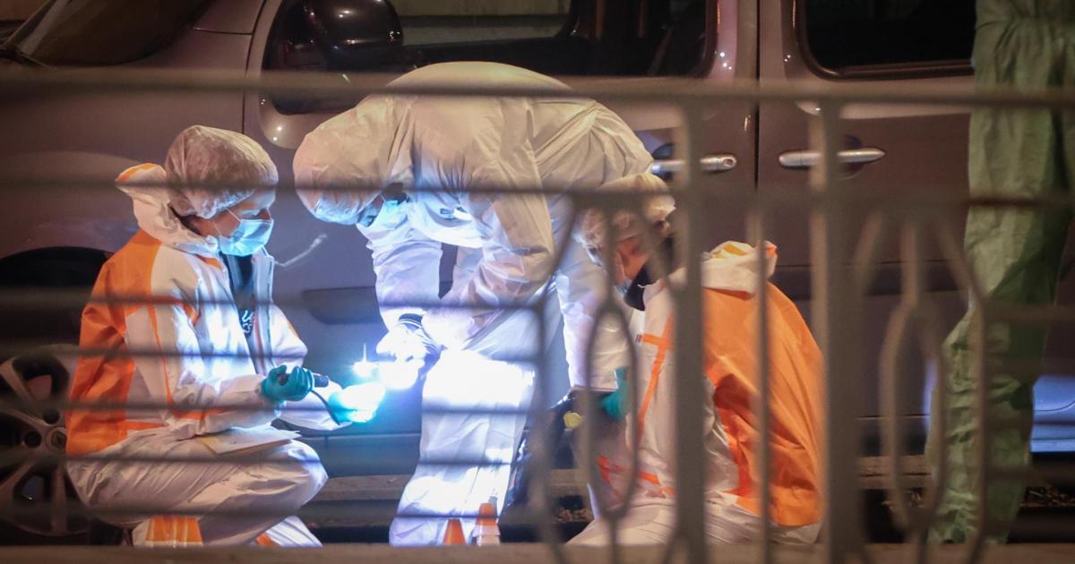 La policía forense belga recoge pruebas en el lugar del atentado en Bruselas.