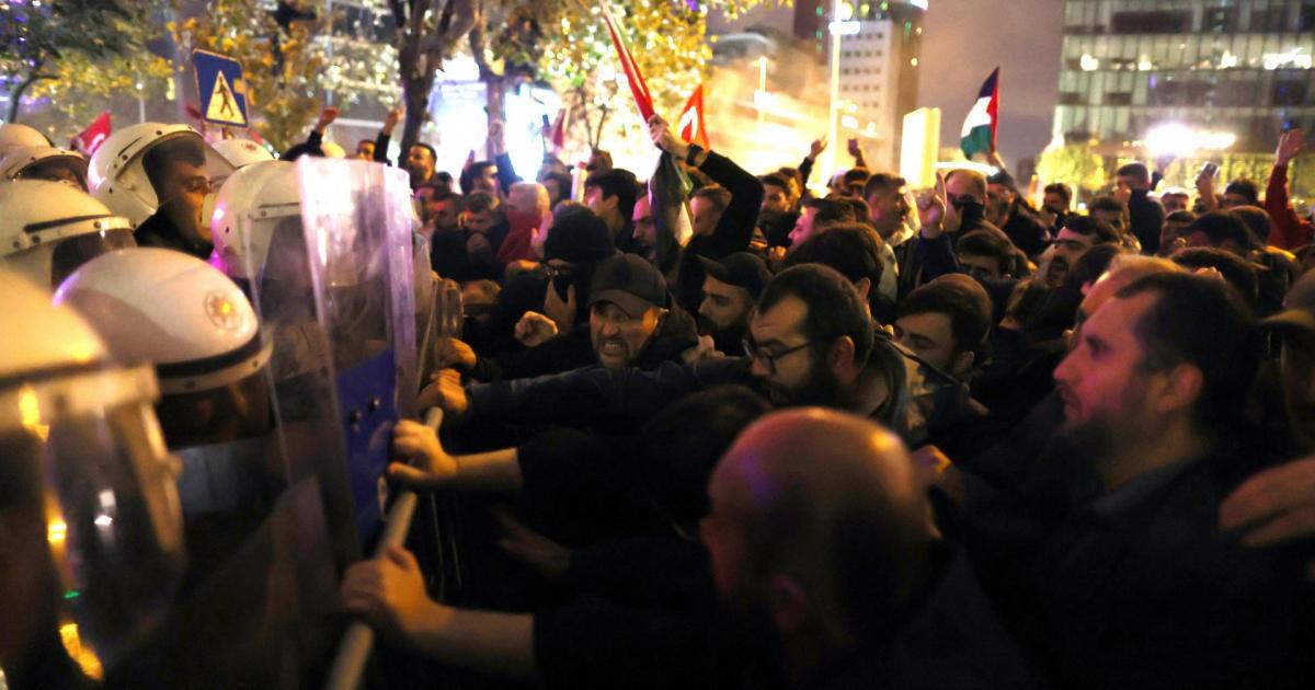 Protestas contra el consulado israelí en Estambul (Turquía), tras la explosión que según Hamás ha dejado medio millar de muertos en un hospital de Gaza, por un supuesto bombardeo del Ejército israelí.