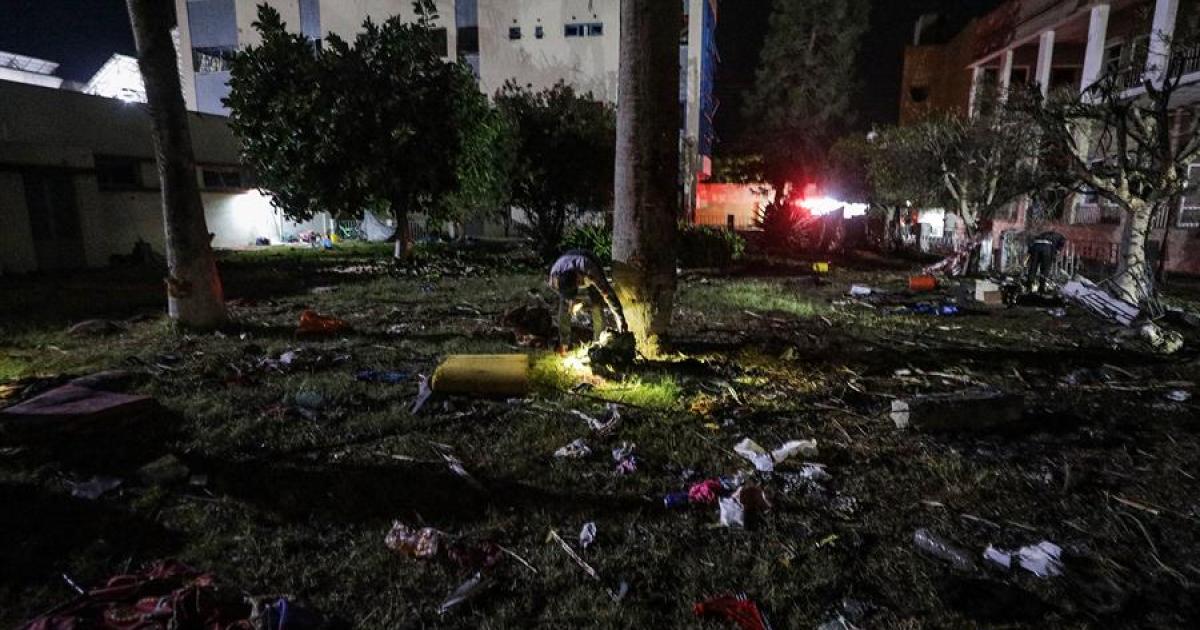 Búsqueda de supervivientes de noche tras el ataque contra el hospital Al Ahli de Gaza