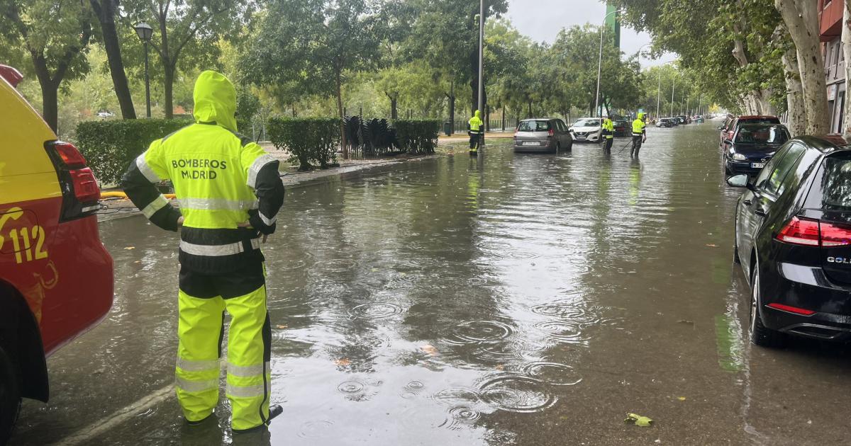El equipo de emergencias Madrid, que ha realizado en la comunidad más de 100 operaciones debido a la borrasca Aline.