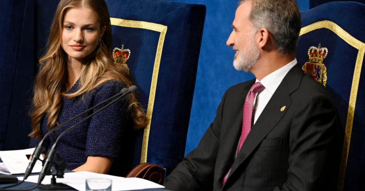 La princesa Leonor y el rey conversan en un momento de la ceremonia de entrega de premios