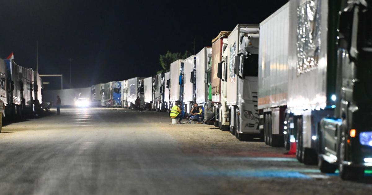 Camiones frente al paso de Rafah.