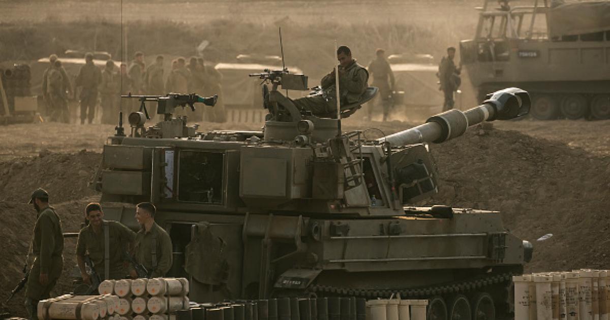 Soldados israelíes aguardan en Netivot, en la frontera con la Franja de Gaza, en el marco de la operación militar de Israel en respuesta al ataque de Hamás.