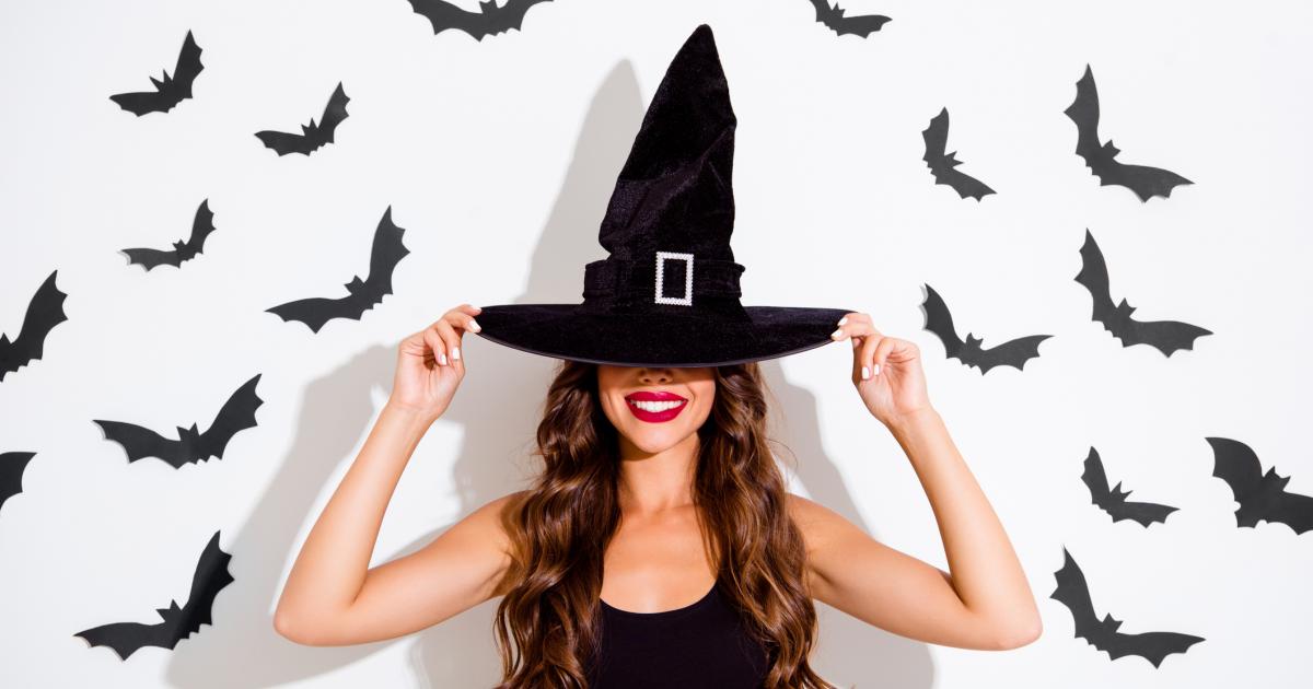 Una mujer vestida de bruja.