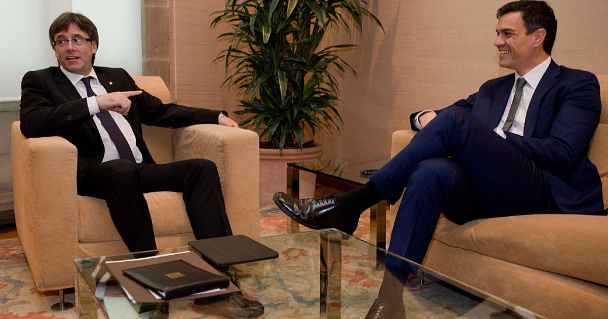 Foto de archivo de Carles Puigdemont y Pedro Sánchez.