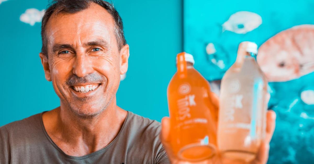 Jesús Zamorano, fundador de Soul K, con dos botellas de su kombucha.