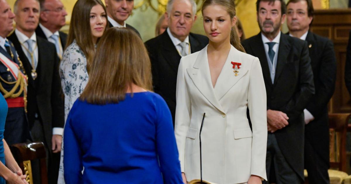 Momento en el que la princesa Leonor, frente a Francina Armengol, presidenta del Congreso, jura la Constitución.