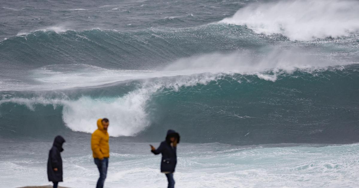 Turistas este miércoles, en Muxía (A Coruña), cuando se ha activado la alerta naranja en Galicia ante la llegada de la borrasca Ciarán.